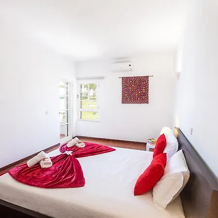Villa Saint Lucia - Com Acesso A Piscina E Bbq Em